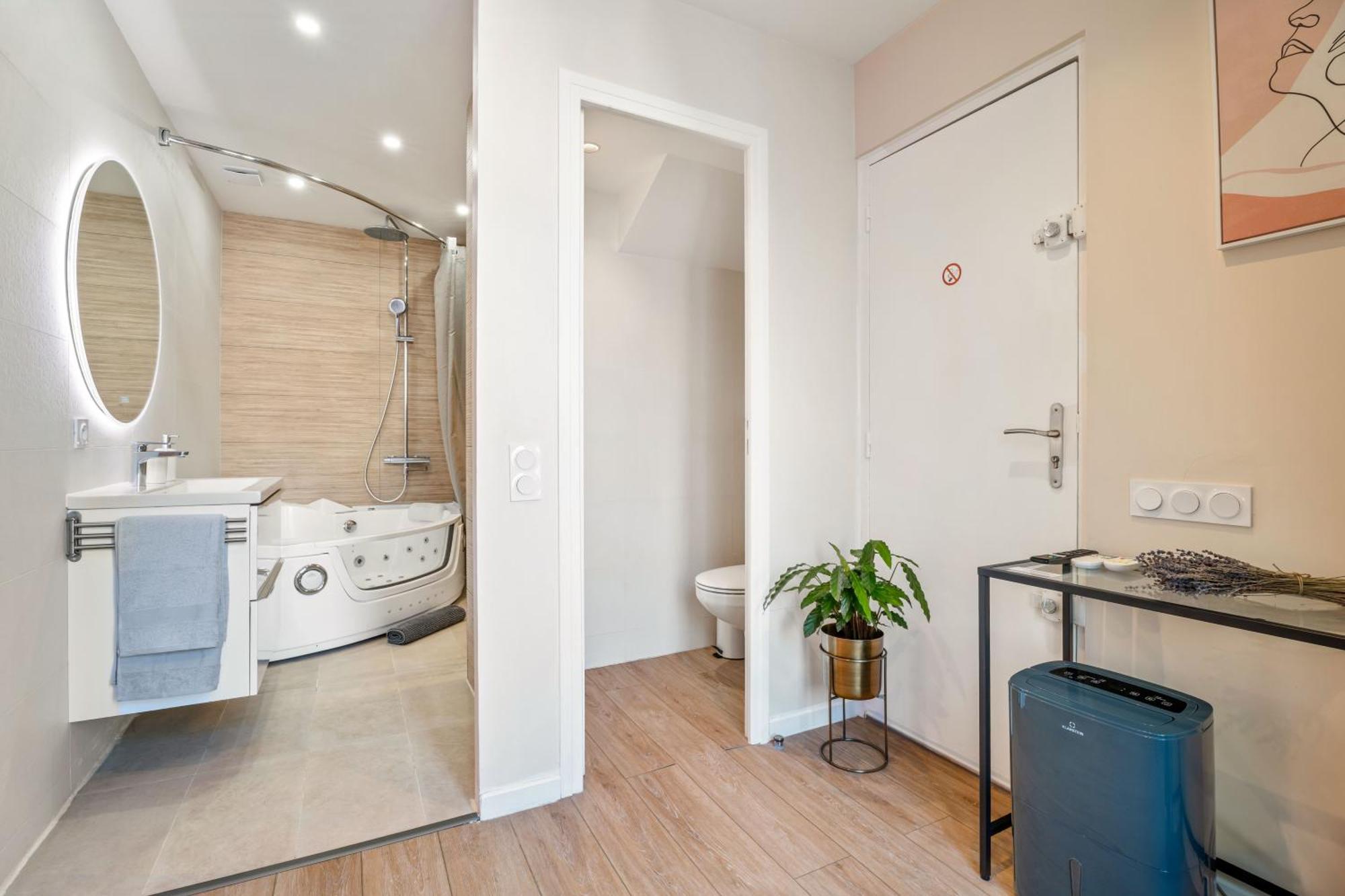 Nice Renting - Love Room Massena - Luxe Room - Jacuzzi - Terrace - King Bed - Ac Exteriör bild