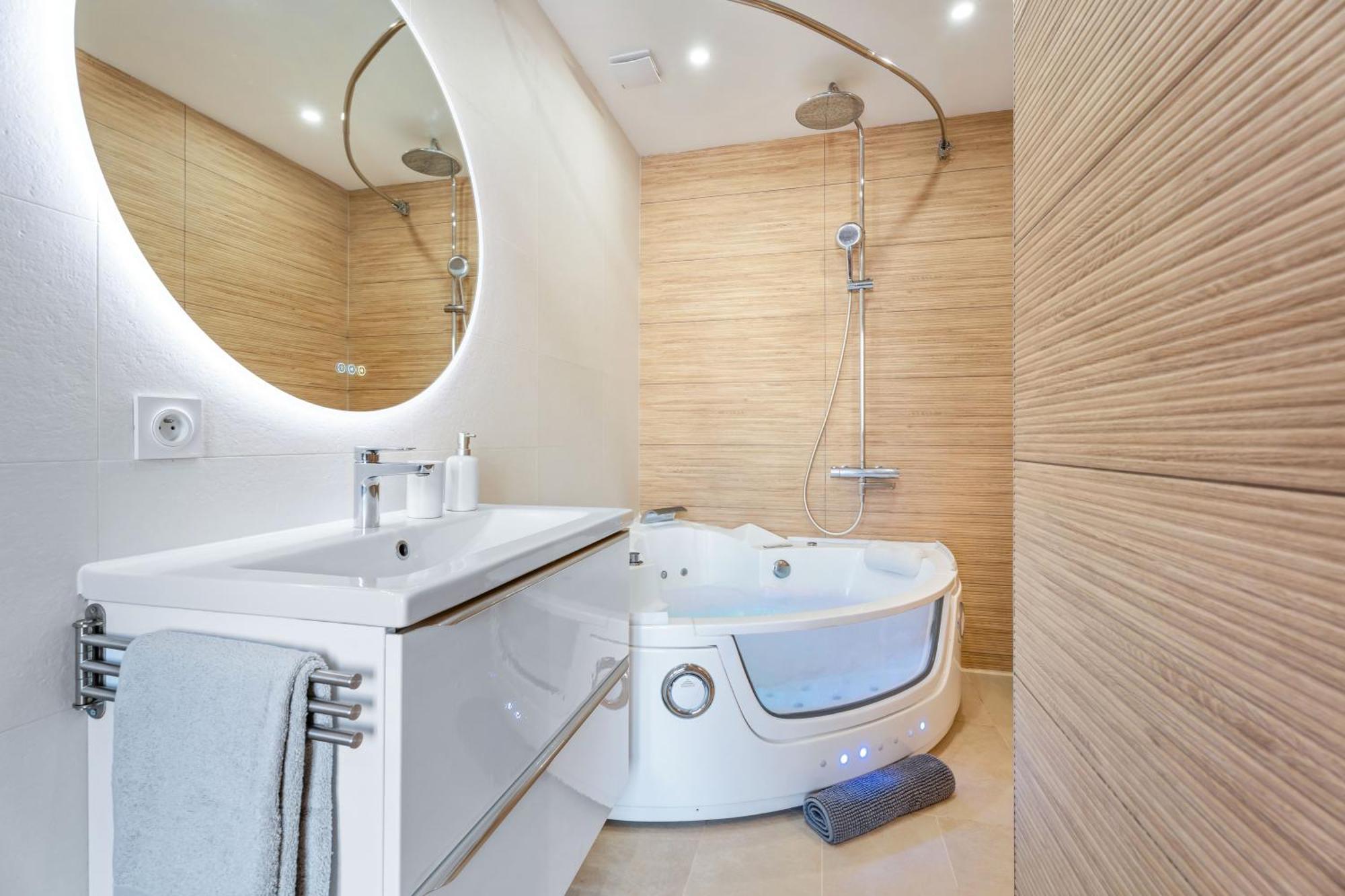 Nice Renting - Love Room Massena - Luxe Room - Jacuzzi - Terrace - King Bed - Ac Exteriör bild