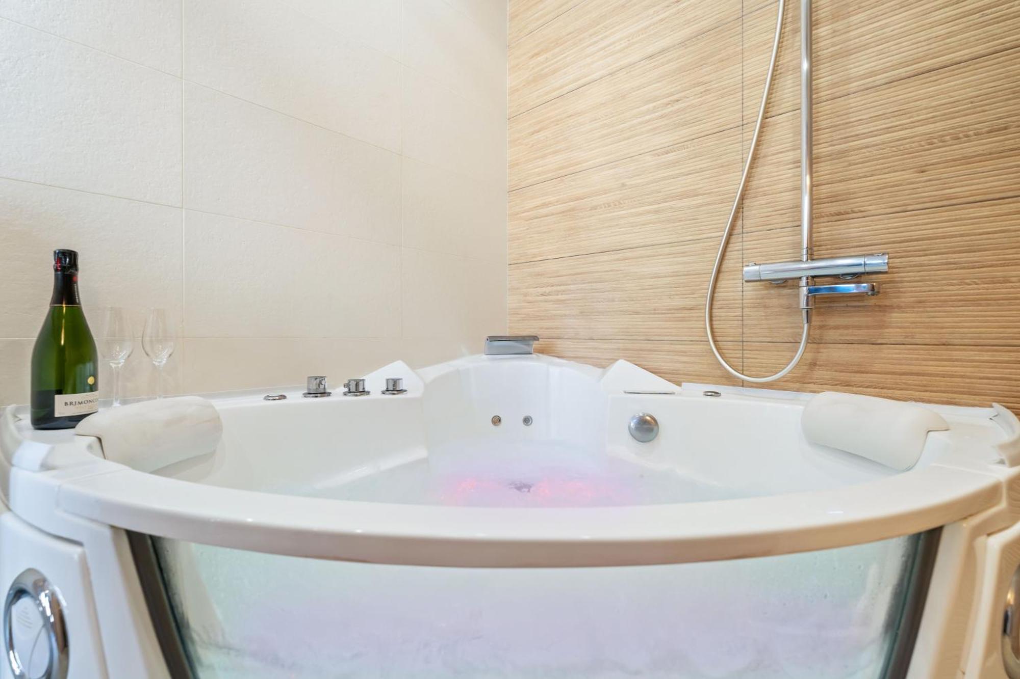 Nice Renting - Love Room Massena - Luxe Room - Jacuzzi - Terrace - King Bed - Ac Exteriör bild