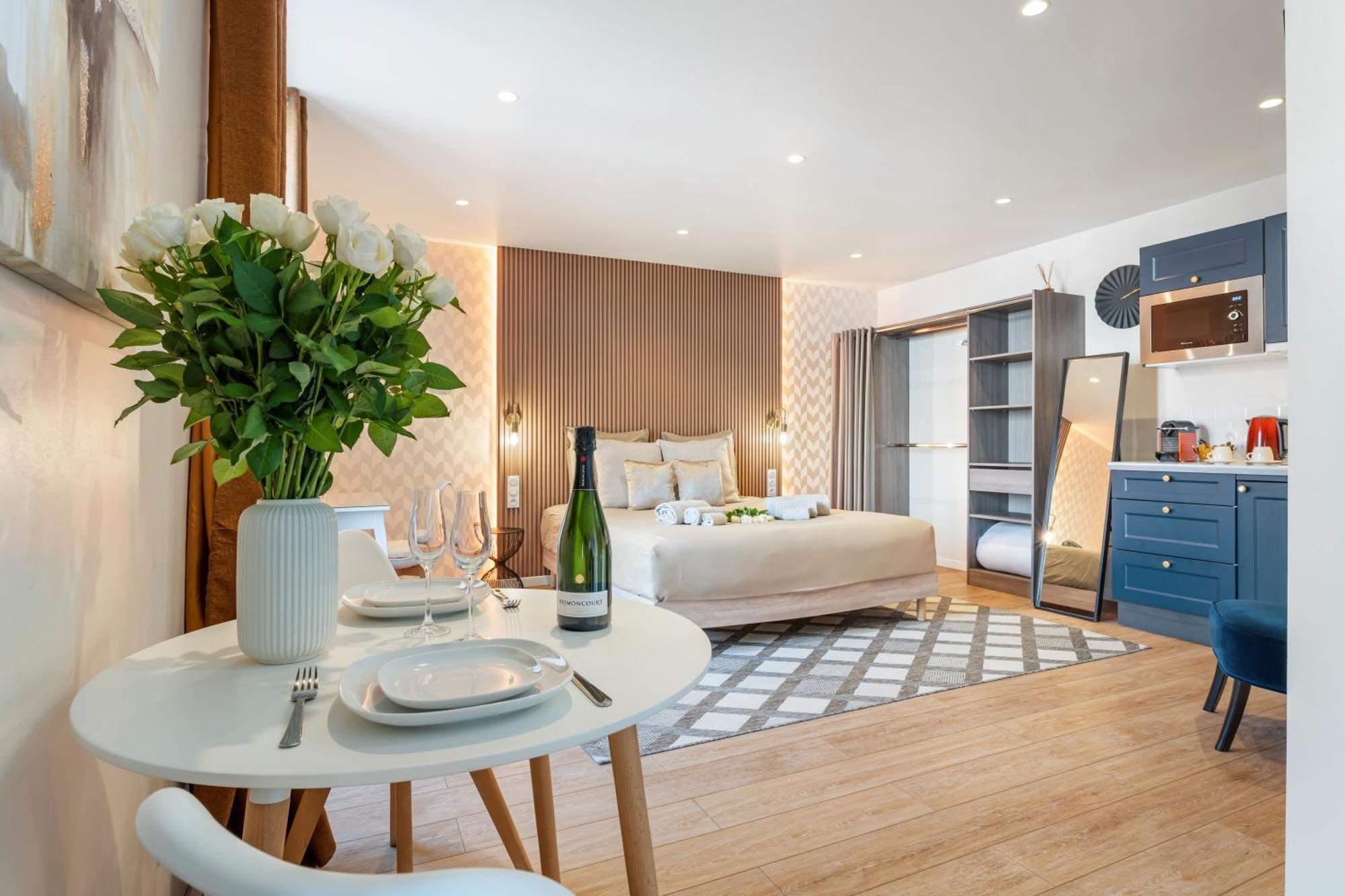 Nice Renting - Love Room Massena - Luxe Room - Jacuzzi - Terrace - King Bed - Ac Exteriör bild
